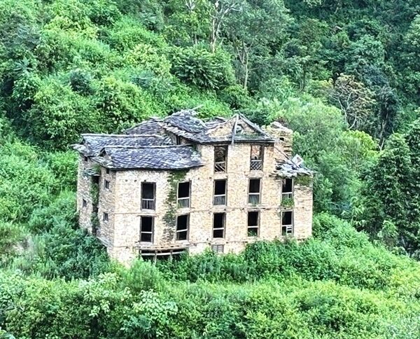 संरक्षणको अभावमा जीर्ण बन्दै अछामको बिमकोट दरबार