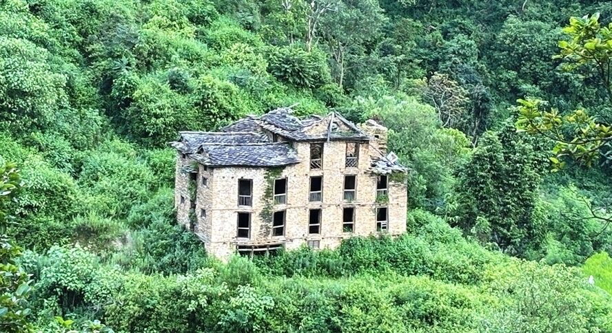 संरक्षणको अभावमा जीर्ण बन्दै अछामको बिमकोट दरबार