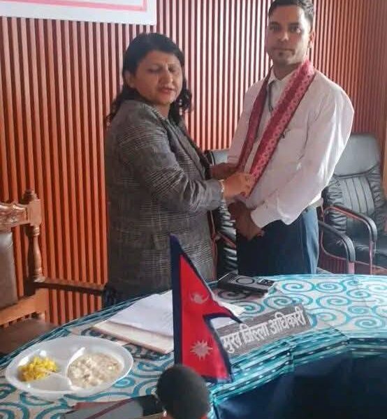 जिल्ला प्रशासन कार्यालय बैतडीको उत्कृष्ट कर्मचारी बने दीपक पन्त