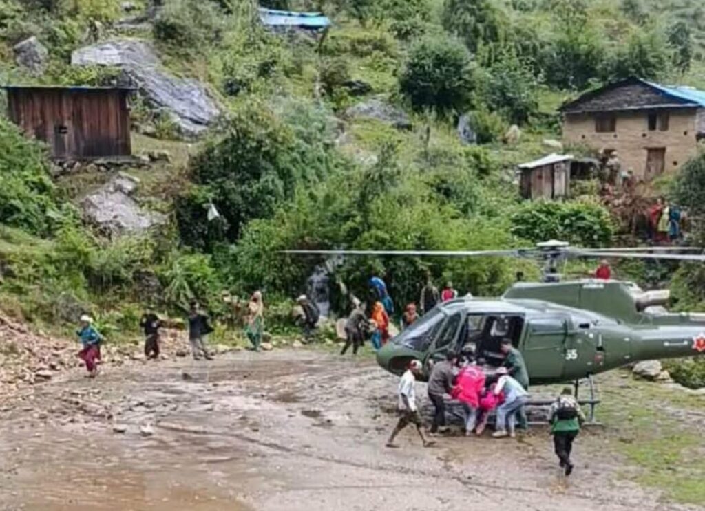 बझाङमा ढुंगा लागेर घाइते भएकी महिलाको हेलिकप्टरमार्फत&hellip;