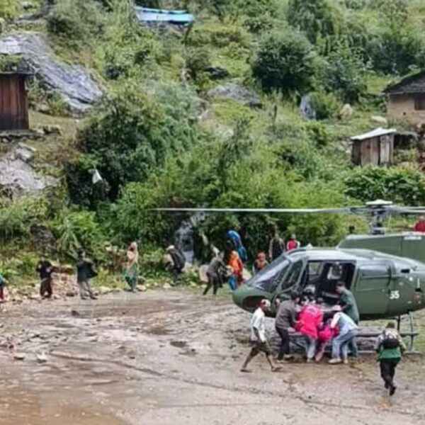 बझाङमा ढुंगा लागेर घाइते भएकी महिलाको हेलिकप्टरमार्फत उद्धार