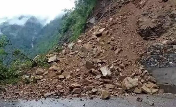 बाजुरामा पहिरोका कारण कर्णाली करिडोर अवरुद्ध