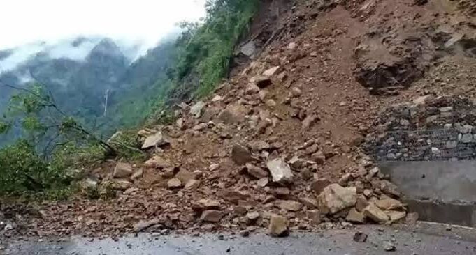 बाजुरामा पहिरोका कारण कर्णाली करिडोर अवरुद्ध
