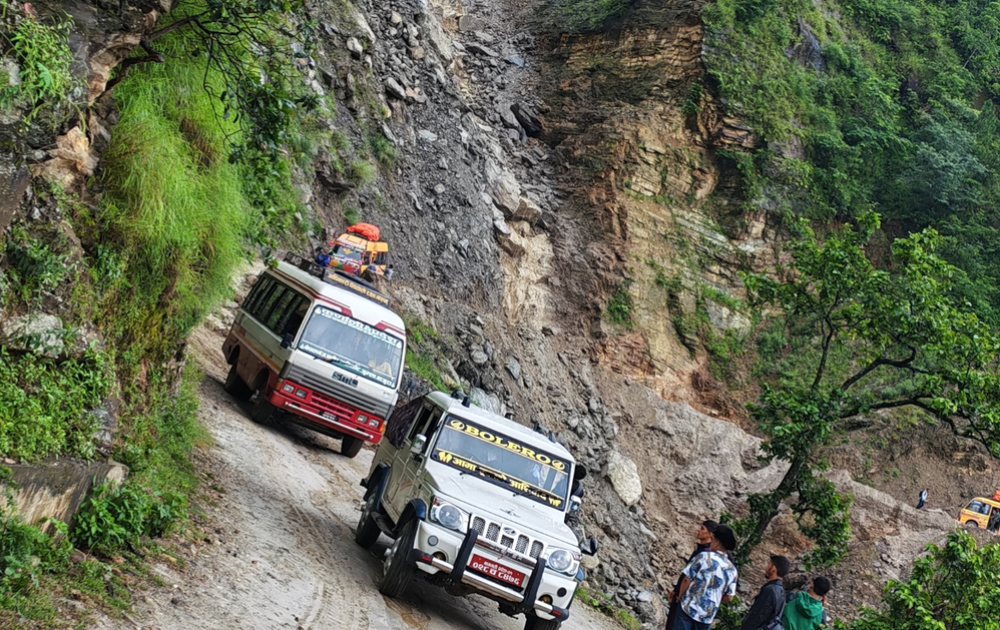 १६ घन्टापछि पहिराले अवरुद्ध कर्णाली राजमार्ग सुचारु