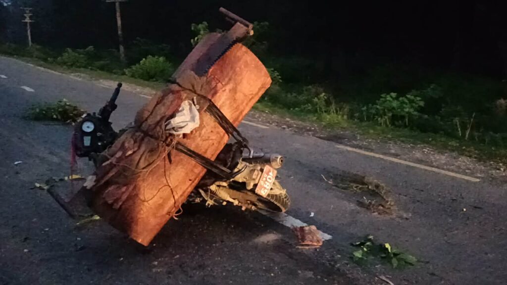 कैलालीमा सालको काठ र दुई मोटरसाइकल सहित…