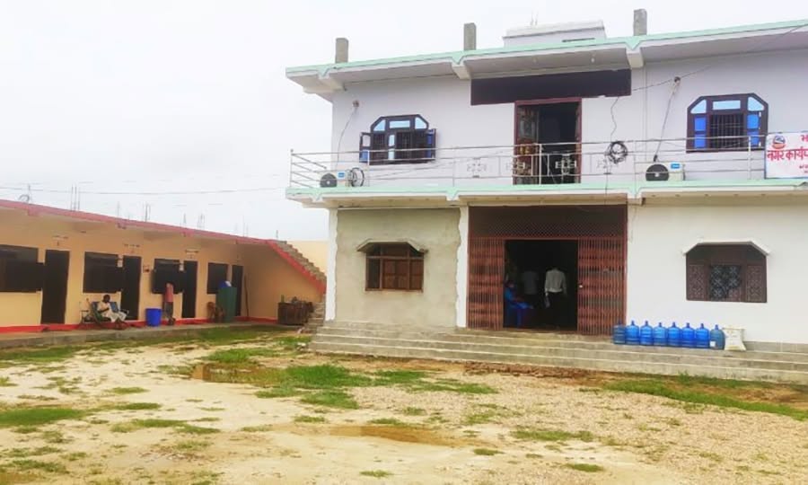 नगरप्रमुखले नै नगरपालिकामा लगाए ताला