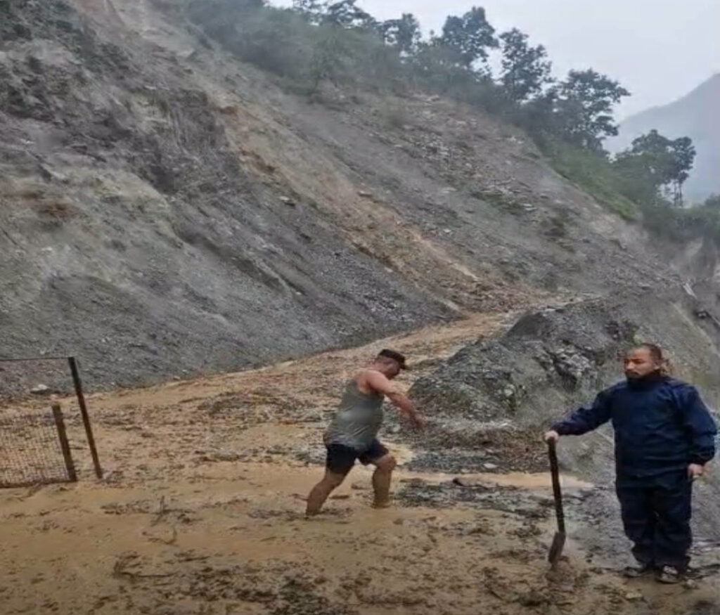 बैतडीको झुलाघाट क्षेत्र पहिरोको जोखिममा