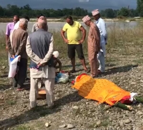 भोटेकोशी बाढीपछि सम्पर्कविहीन कञ्चनपुरका जोशीको कुशको शव बनाएर अन्त्येष्टि