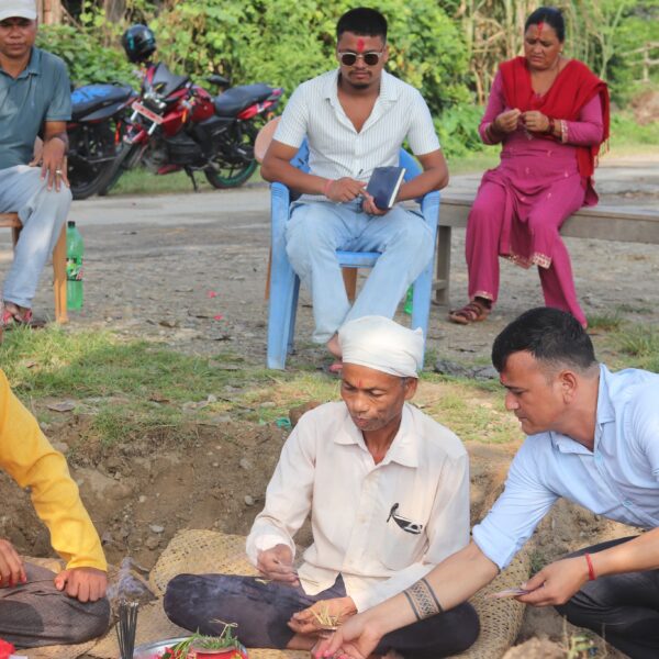 धनगढीमा स्थानीयको सहयोग र श्रमदानमा चौतारो निर्माण सुरु