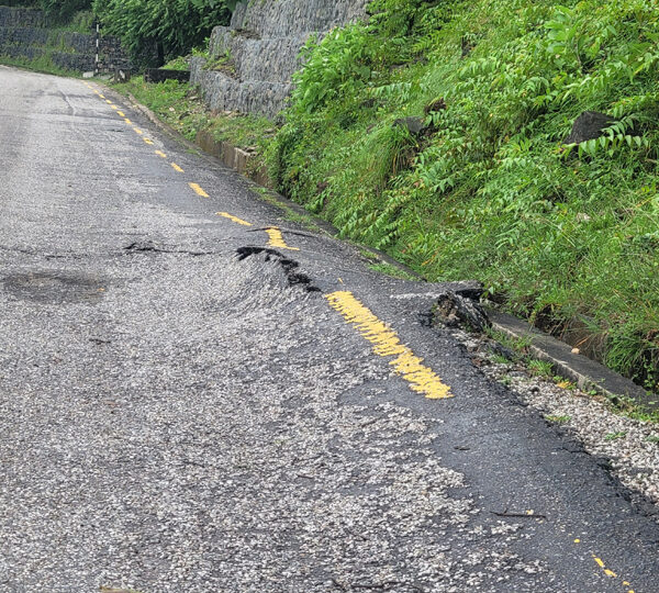 निरन्तरको वर्षाले सुदूरपश्चिमका ठाउँठाउँमा सडक भासिए