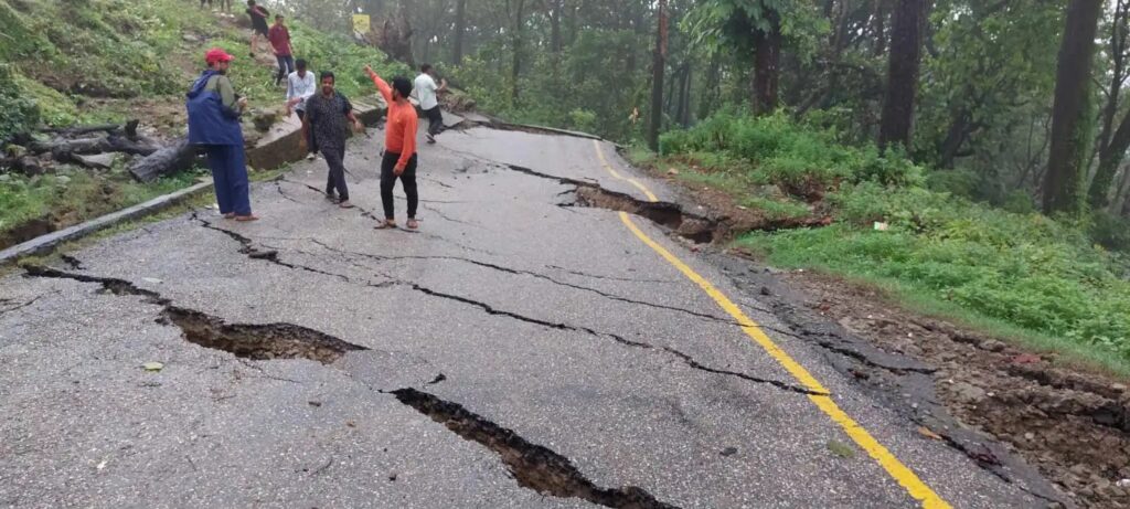 निरन्तरको वर्षाले सुदूरपश्चिमका ठाउँ ठाउँमा पहिरो, सडक&hellip;