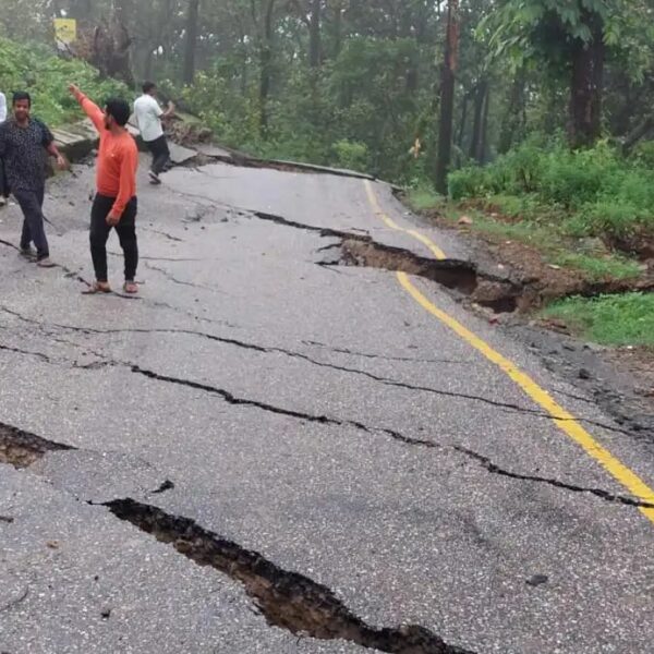 निरन्तरको वर्षाले सुदूरपश्चिमका ठाउँ ठाउँमा पहिरो, सडक भासिए