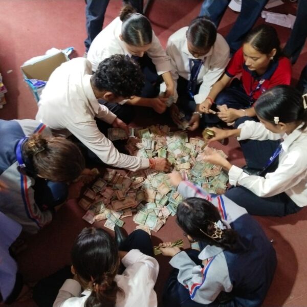 विद्यार्थीद्धारा खाजा खर्चको रकम बाढीपीडितका लागि सहयोग