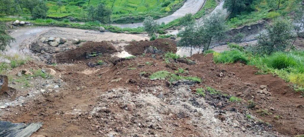 वर्षाका कारण आएको पहिरोले बाजुरामा सडक र&hellip;
