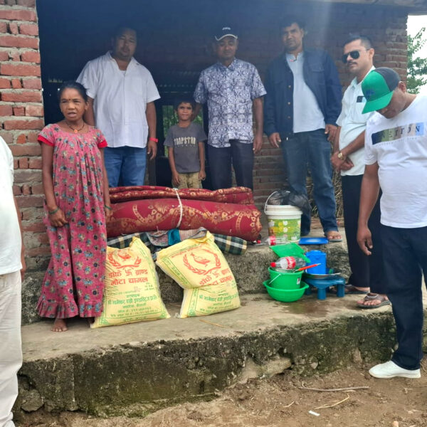 गगन पक्षधर गोदावरी कांग्रेसद्धारा ३ विपन्न परिवारलाई खाद्यान्न तथा कपडा सहयोग