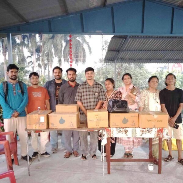 महेन्द्रनगरका युवाहरुद्धारा घाइते छाडा गाईगोरुको उपचारका लागि औषधिजन्य सामाग्री सहयोग