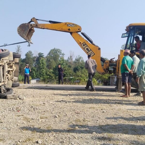 कैलालीमा कुखुरा बोकेको बोलेरो पिकअप दुर्घटना