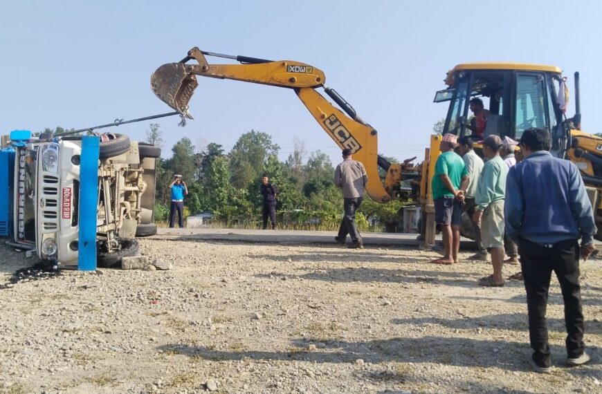कैलालीमा कुखुरा बोकेको बोलेरो पिकअप दुर्घटना