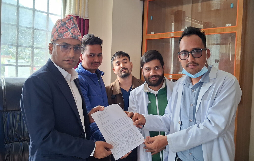 दसैंतिहार भत्ता कटौतीपछि बाजुरा अस्पतालका करार कर्मचारी&hellip;