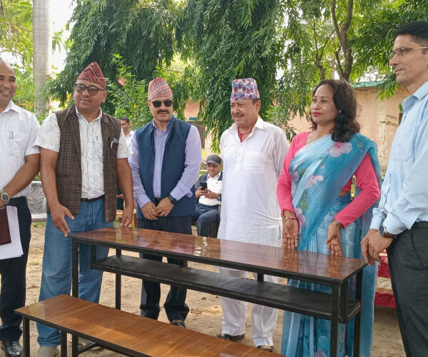 धनगढीका २ सामुदायिक विद्यालयलाई डेस्क–बेन्च हस्तान्तरण