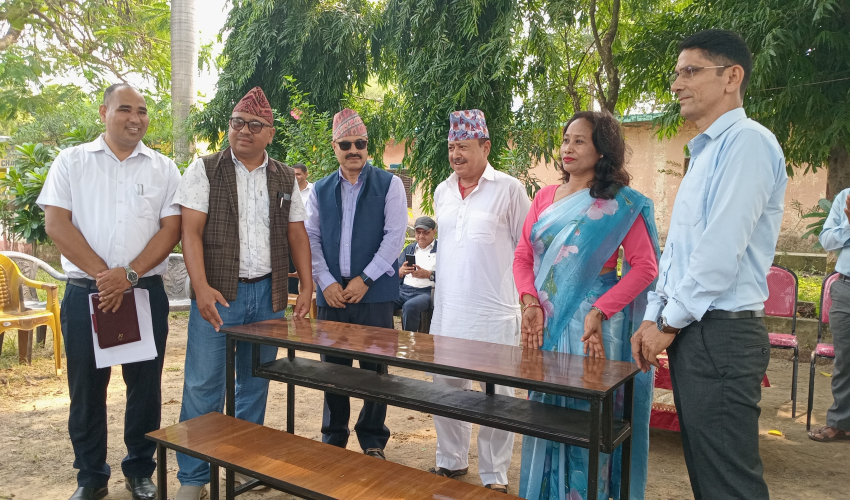 धनगढीका २ सामुदायिक विद्यालयलाई डेस्क–बेन्च हस्तान्तरण