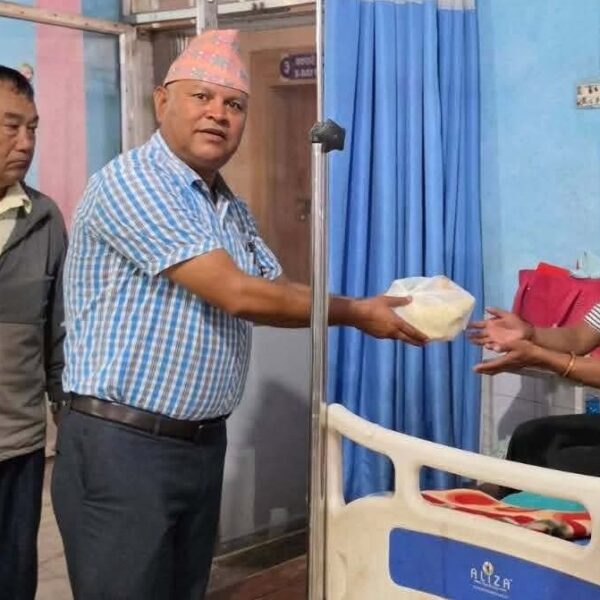 सहिद शरदकुमार गौचनको स्मृति दिवसमा बिरामीलाई फलफूल र जुस वितरण