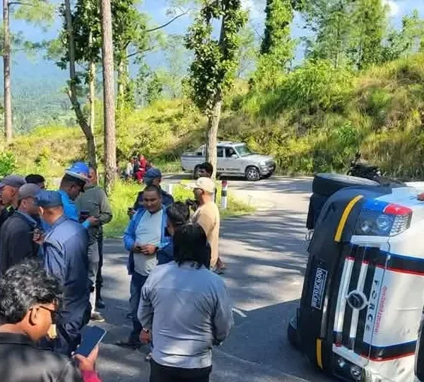 अछाम आउँदै गरेको गाडी सुर्खेतमा दुर्घटना हुँदा नौजना घाइते
