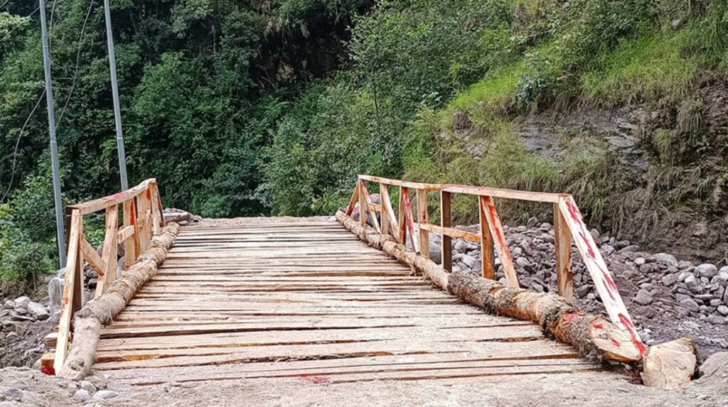 बाजुरामा खोला तर्न काठेपुलकै साहारा 