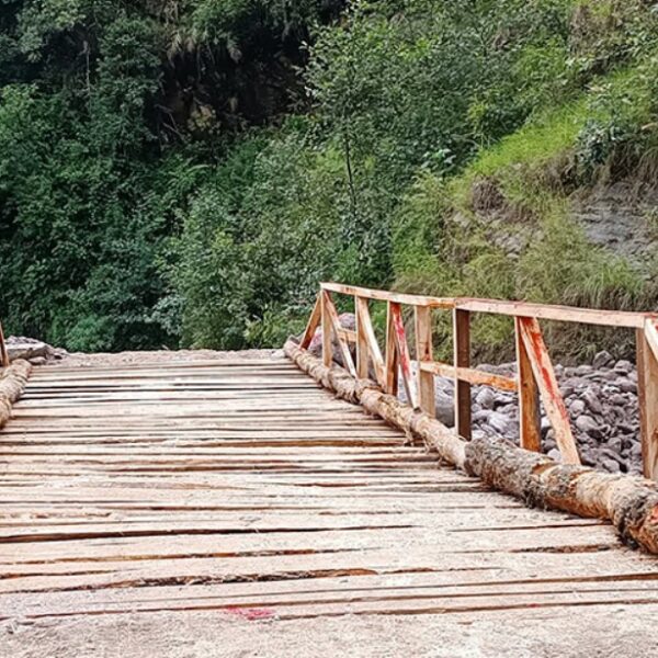 बाजुरामा खोला तर्न काठेपुलकै साहारा 